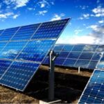 Profissionais trabalhando em instalação de painéis solares no interior de MS, simbolizando a geração de empregos com energia limpa.