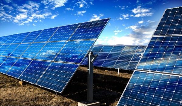 Profissionais trabalhando em instalação de painéis solares no interior de MS, simbolizando a geração de empregos com energia limpa.