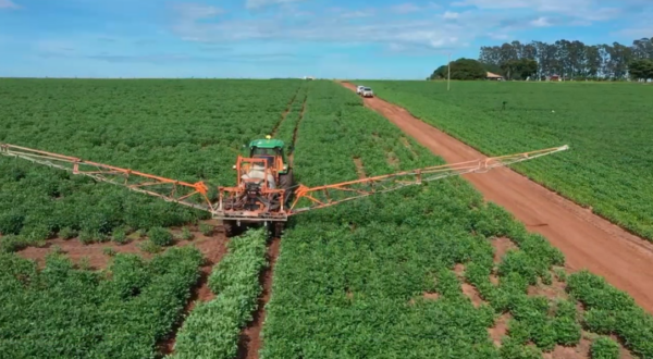 Produtor rural utilizando tecnologia para monitorar lavoura em Mato Grosso do Sul.