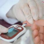 Cientistas chineses em laboratório estudando tratamento de diabetes com células-tronco.