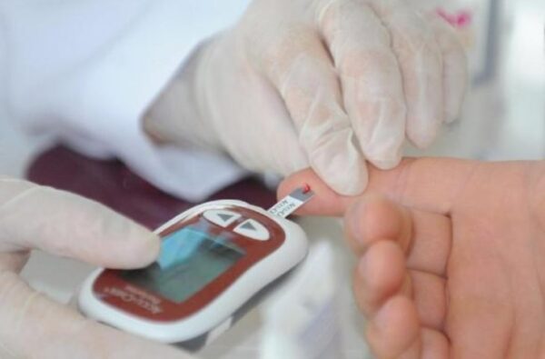 Cientistas chineses em laboratório estudando tratamento de diabetes com células-tronco.