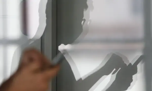 Representação gráfica de um computador com códigos e símbolos de inteligência artificial, simbolizando golpes digitais em Mato Grosso do Sul.