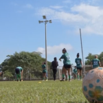 Jogadoras do time Pantanal em campo com a bola, em partida do futebol feminino sul-mato-grossense na Série A3.