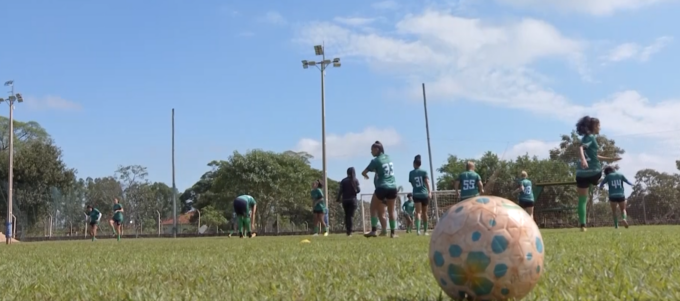 Jogadoras do time Pantanal em campo com a bola, em partida do futebol feminino sul-mato-grossense na Série A3.