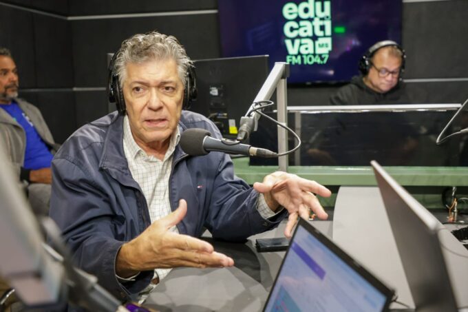 Henrique Medeiros presidente da Academia Sul-Mato-Grossense de Letras em homenagem a Nely Martins.