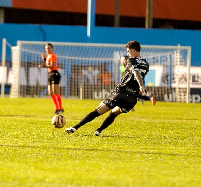 Jogadores do Operário FC em campo para partida da Série D contra o CRAC.