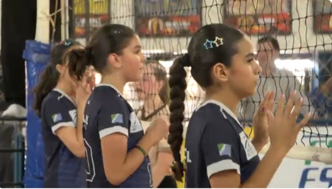 Time de vôlei SESI comemorando vitória na Copa Pantanal em Campo Grande.