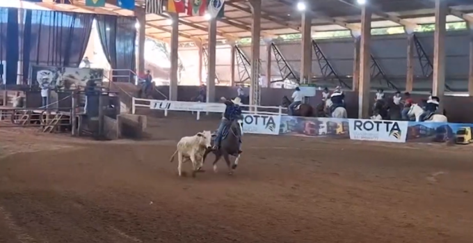 Atletas competindo no Campeonato Brasileiro de Laço Comprido em Campo Grande.
