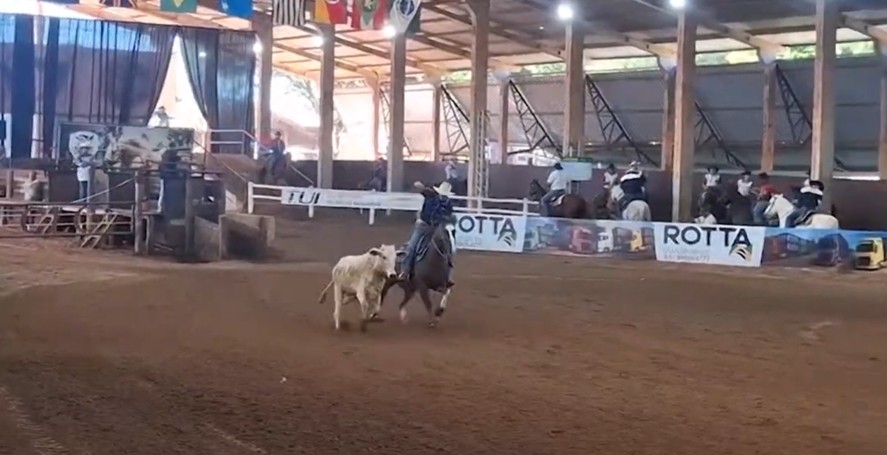 Atletas competindo no Campeonato Brasileiro de Laço Comprido em Campo Grande.