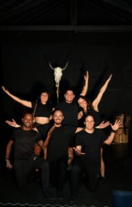 Artistas do Coletivo Circo Estrada em apresentação que une circo e cultura pantaneira em Campo Grande.