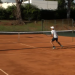 Atletas disputando partida na competição nacional de tênis em Campo Grande.