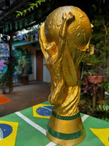 Brasileiros decorando ruas com bandeiras e pinturas para a Copa do Mundo
