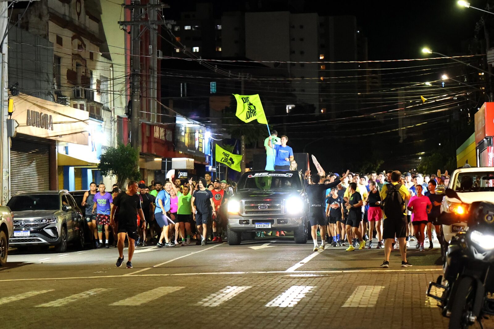 Participantes correndo no evento Dia do Corre em Campo Grande.