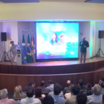 Estudantes de MS utilizando inteligência artificial em sala de aula