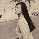 Helô Pinheiro, aos 82 anos, desfilando confiante de maiô em passarela de moda.