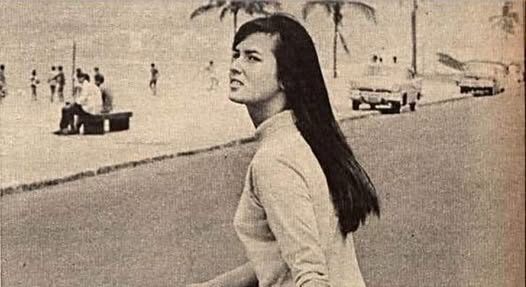 Helô Pinheiro, aos 82 anos, desfilando confiante de maiô em passarela de moda.