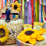 Cesta com itens típicos de festa junina, como paçoca, canjica e pipoca, com destaque para a pesquisa de preços em Campo Grande.