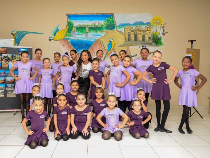 Alunos do Instituto Ressoarte apresentam dança em Mostra Cultural Ponto de Cultura em Anastácio.