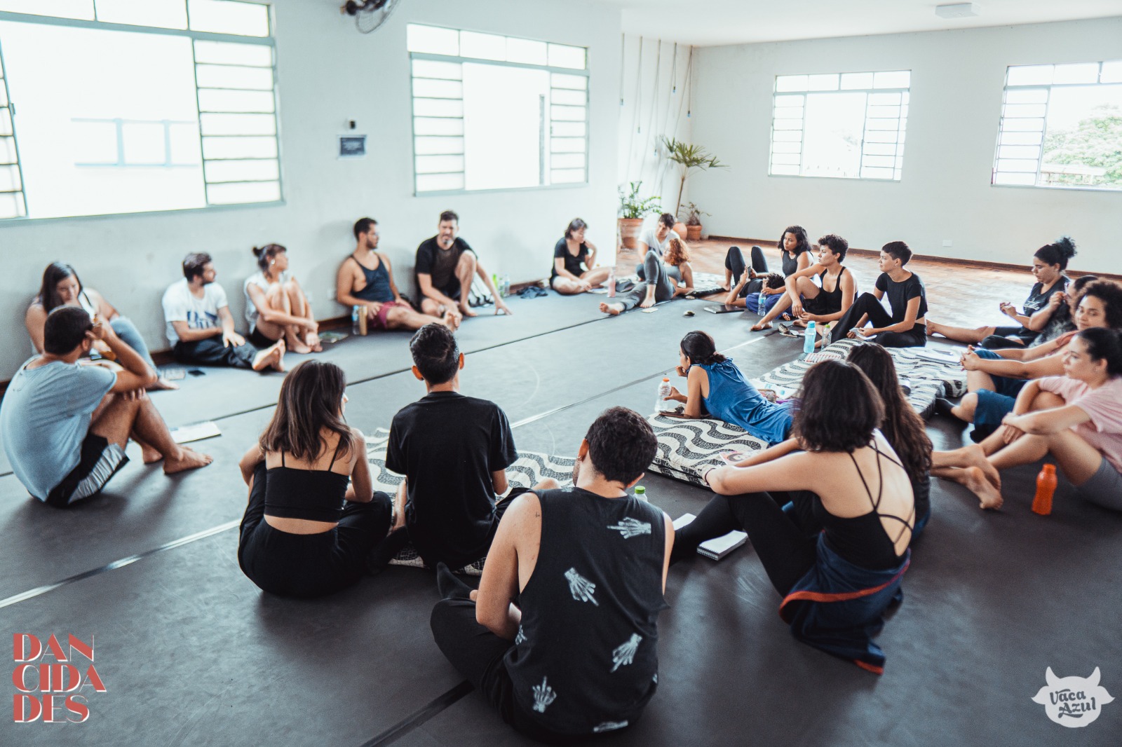 Jovens artistas em oficina de gestão, produção e elaboração de projetos culturais em Campo Grande.