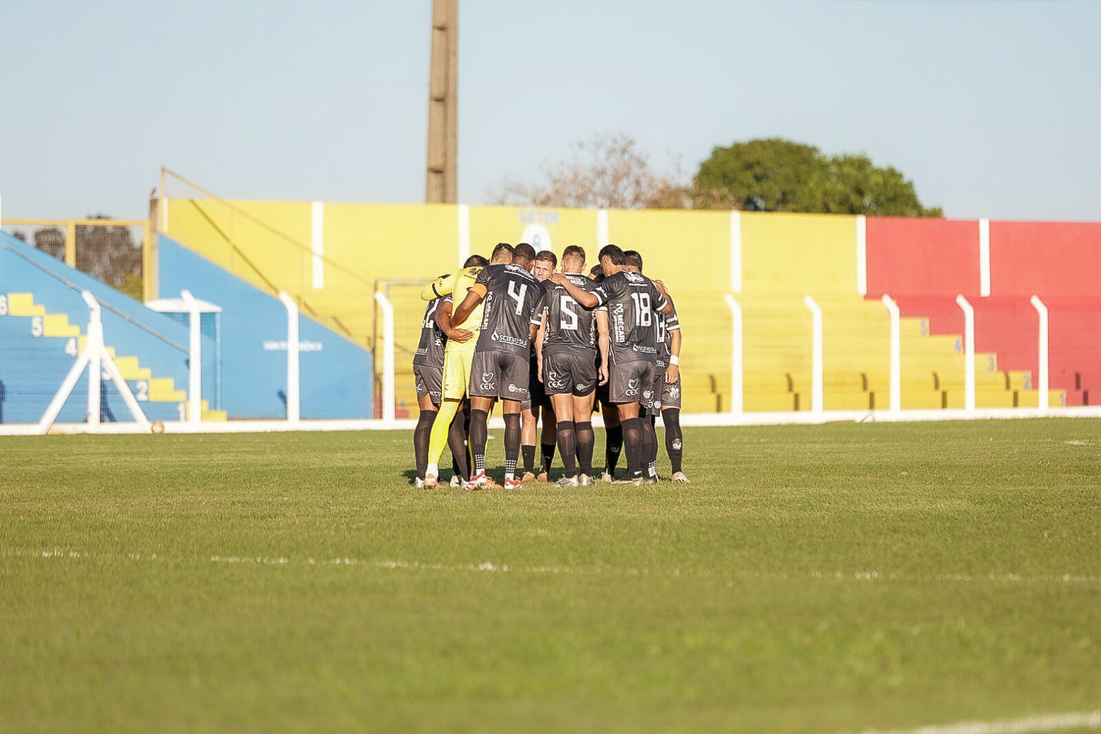 Jogadores do Operário comemoram gol contra o CRAC pela Série D