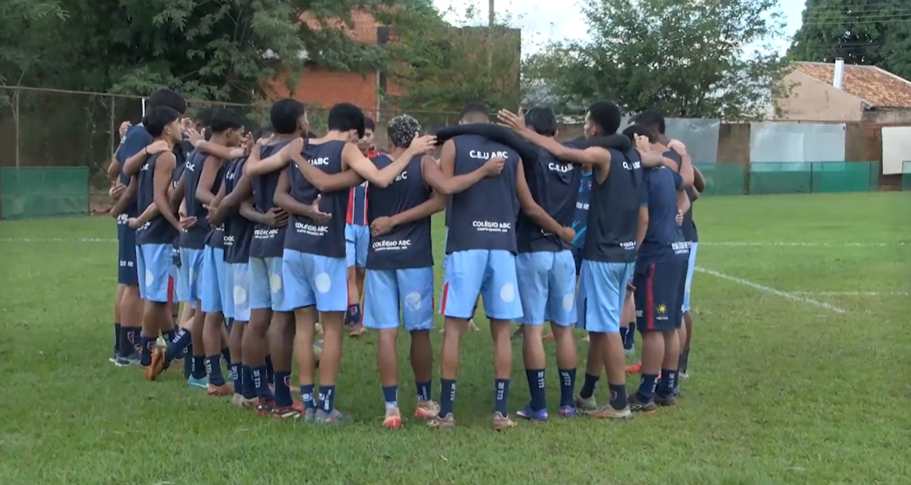 Jogadores do União ABC em campo durante partida do Campeonato Sul-Mato-Grossense Série B.
