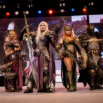 Participantes caracterizados em concurso de cosplay do Festival Okinawa em Campo Grande.