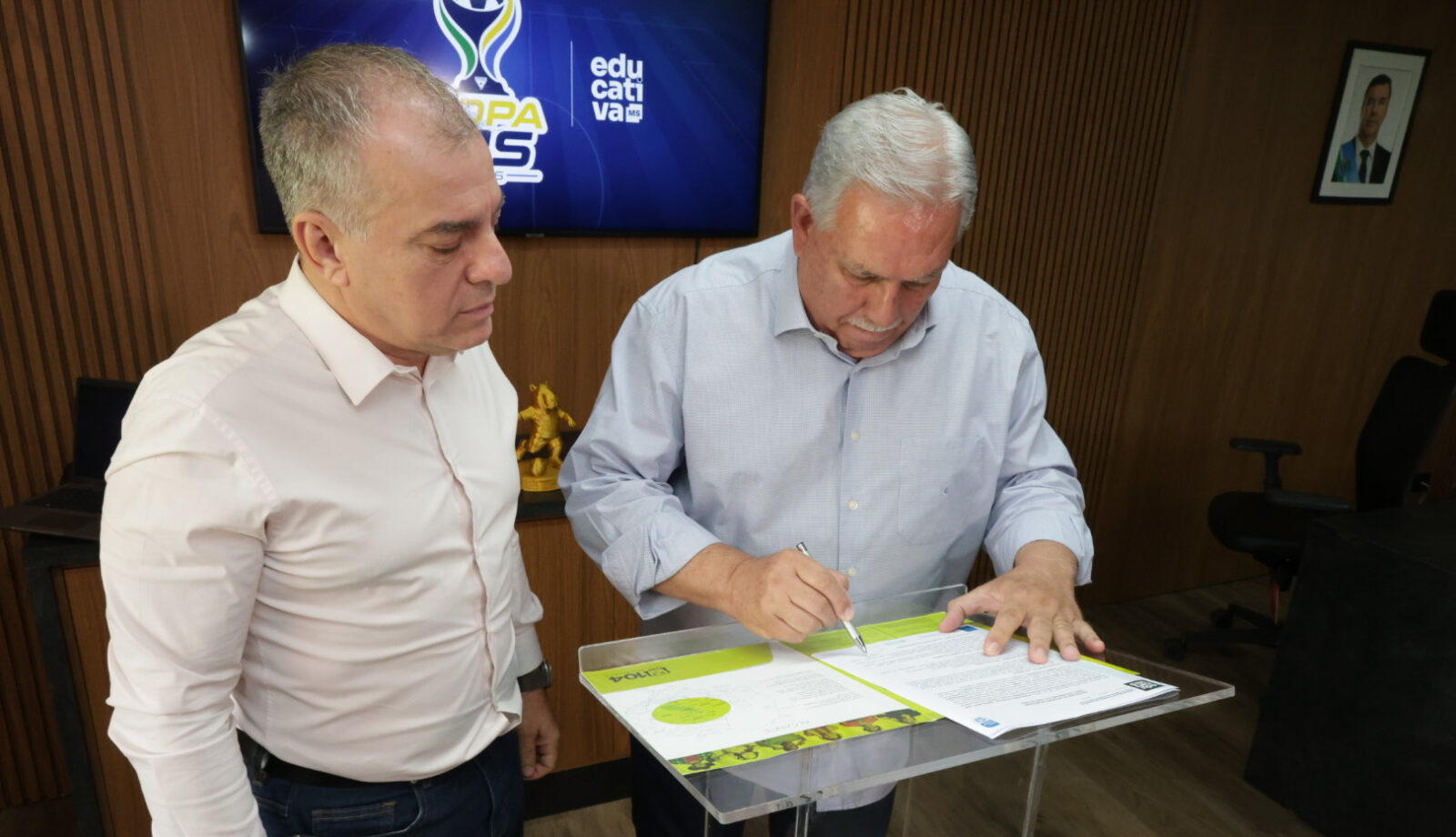 Logo da Educativa MS e da Copa MS com jogadores de futebol