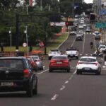 Motorista usando celular para pagar licenciamento sem multas não vencidas Detran MS