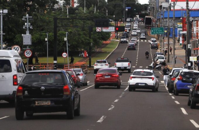 Motorista usando celular para pagar licenciamento sem multas não vencidas Detran MS