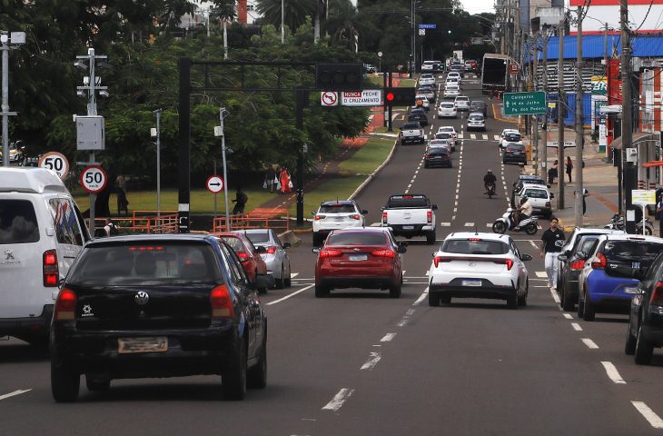 Motorista usando celular para pagar licenciamento sem multas não vencidas Detran MS