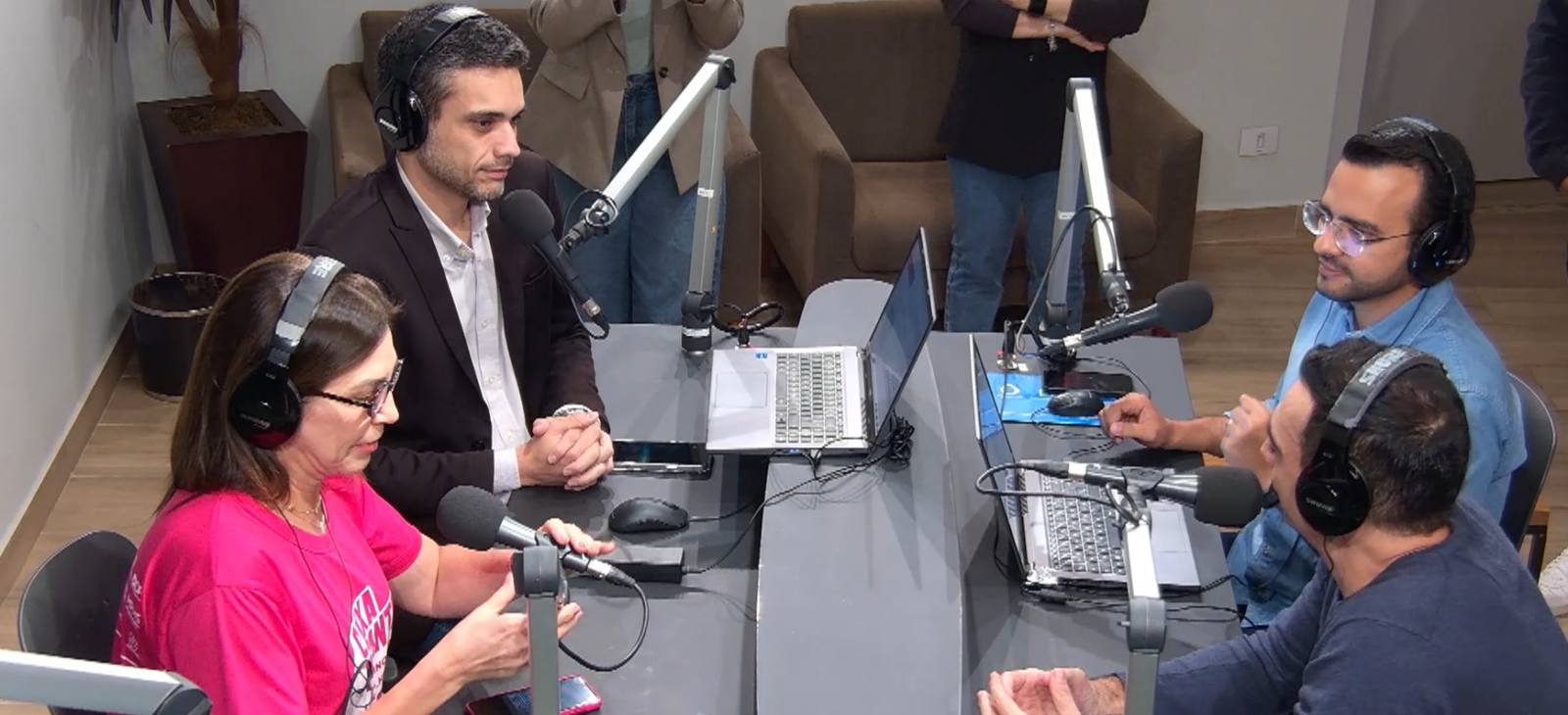 Primeira-dama Mônica Riedel e secretário Roberto Gurgel em entrevista sobre a campanha Caixa Encantada em MS.