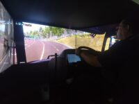 Motorista de ônibus em uma rodoviária no Brasil, ilustrando o déficit da profissão.