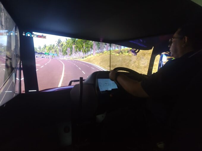 Motorista de ônibus em uma rodoviária no Brasil, ilustrando o déficit da profissão.