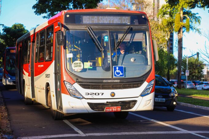 Ônibus de transporte coletivo em Campo Grande durante dia de eleição