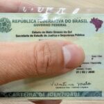 Pessoas em fila para emitir a nova carteira de identidade nacional em Campo Grande durante mutirão.