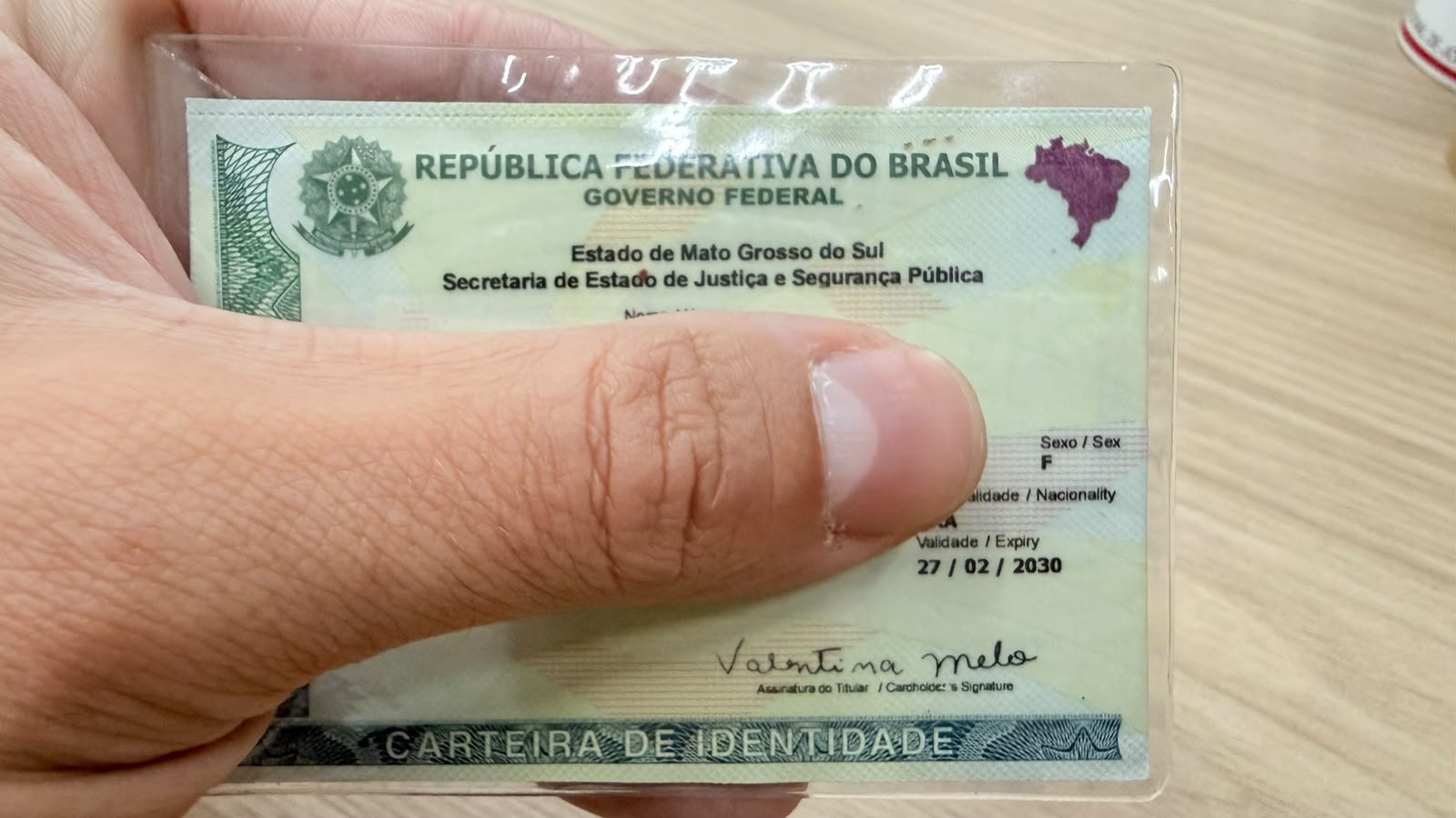 Pessoas em fila para emitir a nova carteira de identidade nacional em Campo Grande durante mutirão.